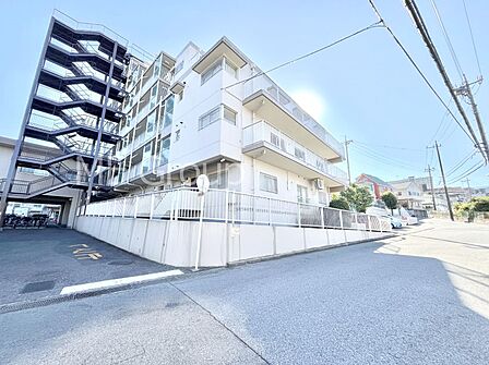 生活に便利な地に伸びやかな家族の生活風景を描く住まい