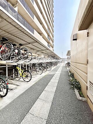 駐輪場は屋根付...