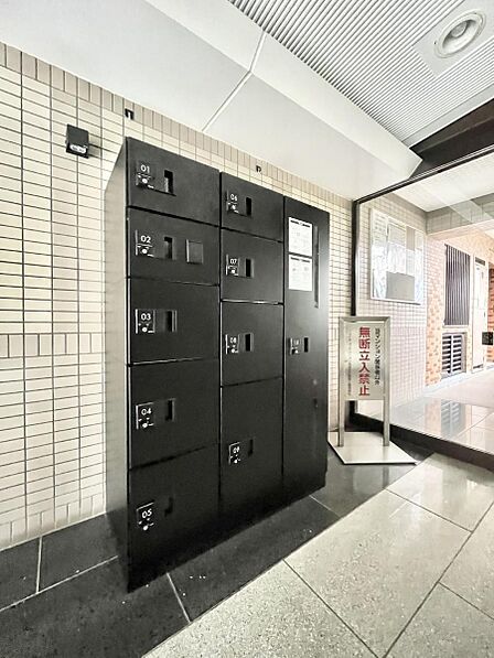 留守時のお荷物の受け取りもできる宅配ボックス付き