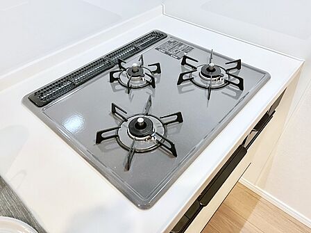 ガスコンロはSiセンサー搭載。火力調節や焦げ付き・消し忘れも防いでくれます。