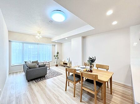 大きな窓からたっぷりの陽光と風を感じられるリビング