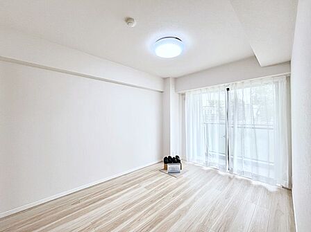 バルコニーが開放感をプラスしてくれる洋室  
