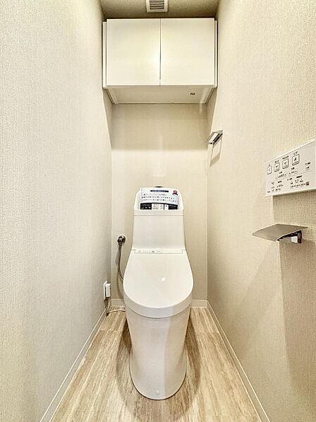 トイレは清潔感のある白を基調とした落ち着ける空間に!