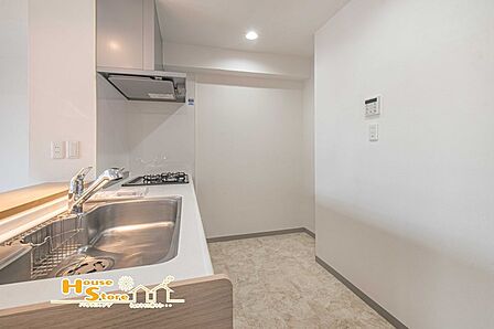 調理から配膳までの動きやすさに配慮したキッチン設計。背面スペースにも余裕があり、快適な家事動線を叶えます。