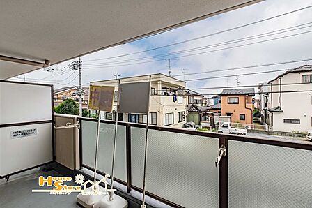 2部屋から出入りできる続きバルコニーは、ゆとりのある広さで爽やかな空気が巡ります。日当たりも良く、洗濯物も快適に乾かせます。