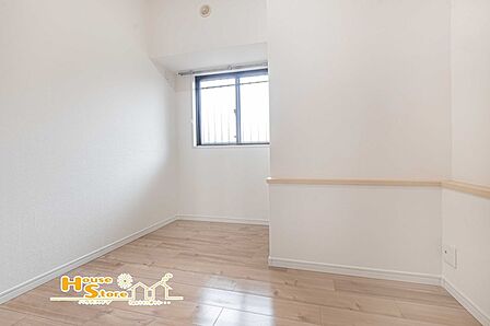 窓から差し込む心地よい日差しと爽やかな風が、お部屋に開放感を演出。毎日を快適に過ごせる明るく落ち着いたプライベート空間です。