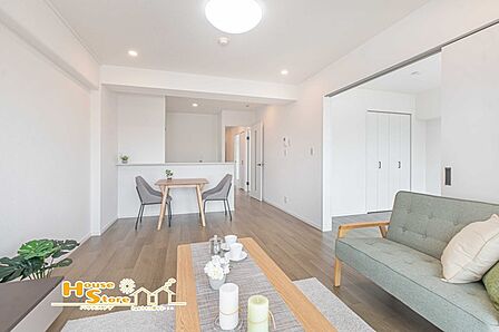 約13帖のLDKは、ゆとりと機能性を兼ね備えた住空間。家具のレイアウトがしやすく、食事やくつろぎの時間を快適にお過ごしいただけます。※家具調度品は見本となります。