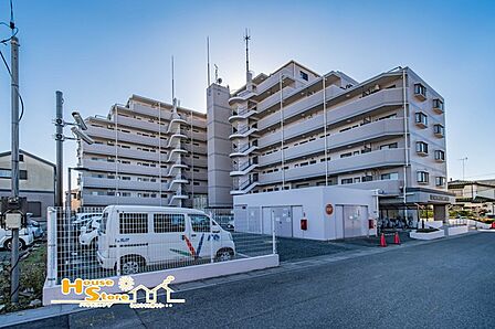 東武伊勢崎線『武里』駅徒歩10分の落ち着きのある閑静な住宅街です。南東角部屋・南側バルコニーで陽当たり・通風良好!専用ポーチ付きでプライバシーも守られ防犯面も安心のマンションです。