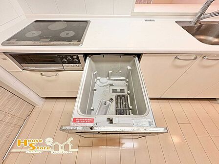 ビルトインタイプの食洗機なら乱雑になりがちなカウンターの上もきれいに片付きます。