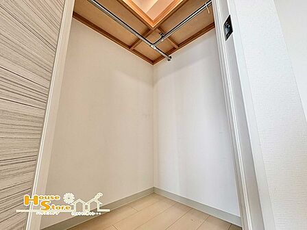奥行きのあるウォークインクローゼットは、ハンガーパイプで衣類を効率的に収納。コートやシワになりやすい服も整然と保管でき、お出かけのコーディネートもスムーズにまとめられます。