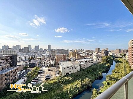 高層階から街並みを一望できるバルコ二―