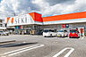 周辺：ドラッグストアセキ 新里町店（690m）