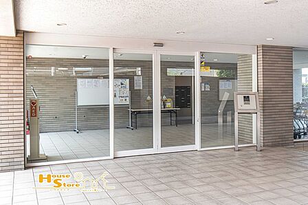 オートロック完備で、住まいのセキュリティがしっかり守られるマンション。外部の不審者の侵入を防ぎ、安心な暮らしをサポートします。