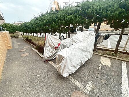 広々スペースの駐輪場はご家族の自転車を置くことができます