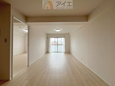 日差しがうれしいリビング、大窓からの見晴らしも良好