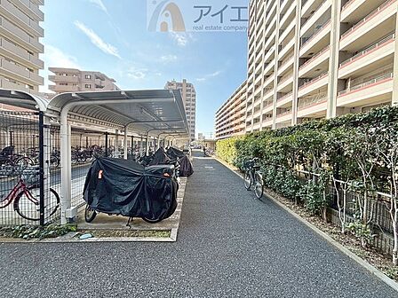 広々スペースの駐輪場はご家族の自転車を置くことができます
