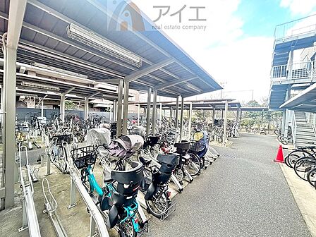 広々スペースの駐輪場はご家族の自転車を置くことができます