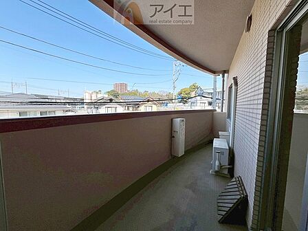 広々バルコニーは日当たり良好、ガーデニングも楽しめます