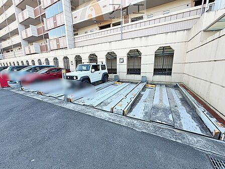 駐車場があるため車通勤の方にも安心なマンションです（要空確認）