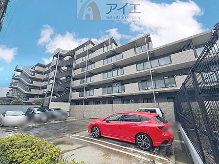 駐車場があるため車通勤の方にも安心なマンションです(要空確認)