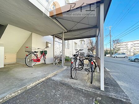 広々スペースの駐輪場はご家族の自転車を置くことができます