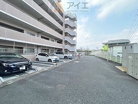駐車場があるため車通勤の方にも安心なマンションです(要空確認)