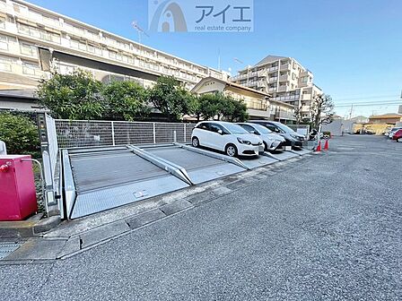 駐車場があるため車通勤の方にも安心なマンションです(要空確認)