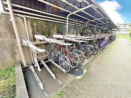 広々スペースの駐輪場はご家族の自転車を置くことができます