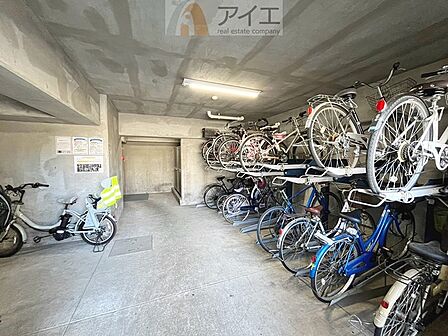 広々スペースの駐輪場はご家族の自転車を置くことができます