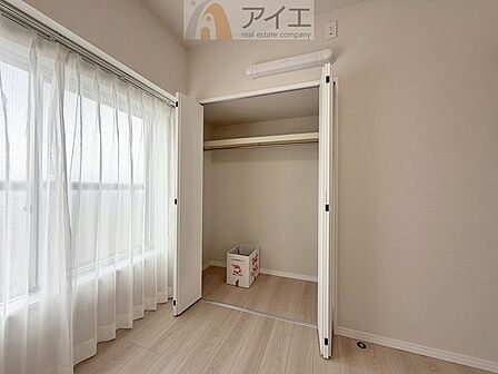 お子様の荷物も片付く、全居室収納スペース