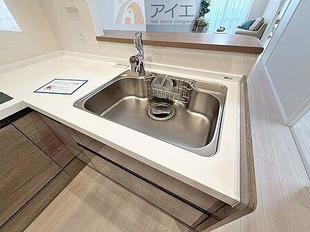 水道一体型の浄水器。ボタン一つで切替可能水回りもすっきり
