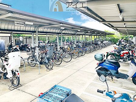 広々スペースの駐輪場はご家族の自転車を置くことができます