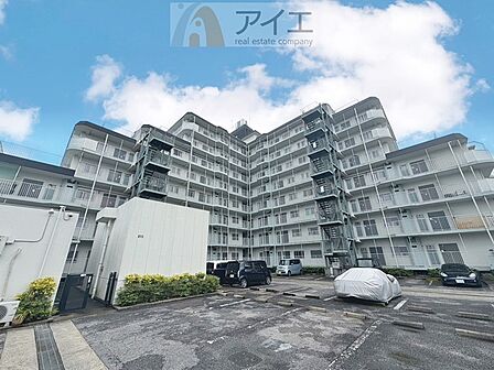 駐車場があるため車通勤の方にも安心なマンションです(要空確認)