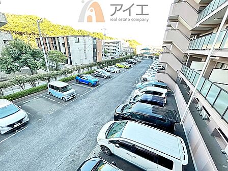 駐車場があるため車通勤の方にも安心なマンションです(要空確認)