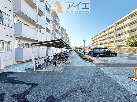 広々スペースの駐輪場はご家族の自転車を置くことができます