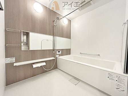 明るい感じ、贅沢な雰囲気でより快適なバスタイム