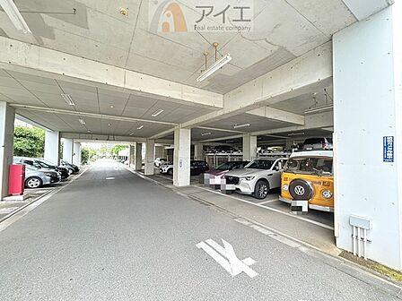 駐車場があるため車通勤の方にも安心なマンションです(要空確認)