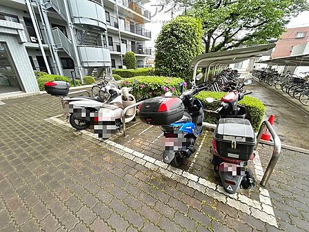 広々スペースの駐輪場はご家族の自転車を置くことができます