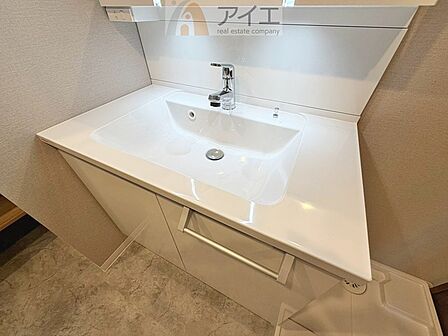 三面鏡にハンドシャワー付き、使いやすい洗面台