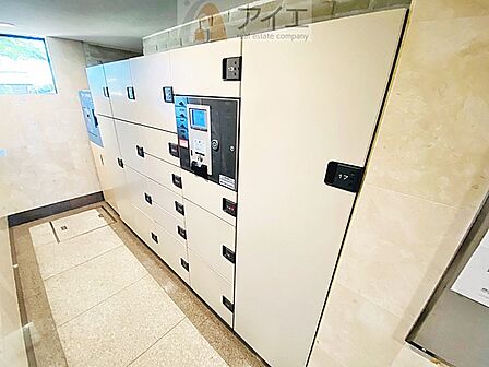 お出掛けが多くても安心な、宅配ボックスつき