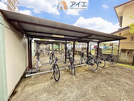 広々スペースの駐輪場はご家族の自転車を置くことができます