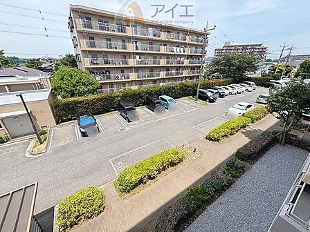 駐車場があるため車通勤の方にも安心なマンションです(要空確認)