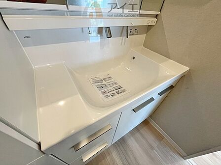 三面鏡にハンドシャワー付き、使いやすい洗面台