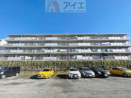 駐車場があるため車通勤の方にも安心なマンションです(要空確認)