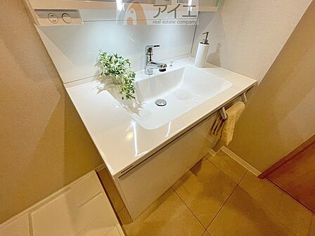 【施工例】三面鏡にハンドシャワー付き、使いやすい洗面台