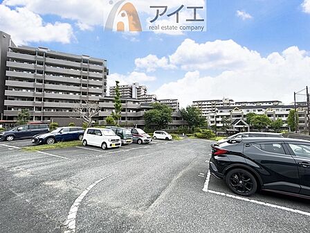 駐車場があるため車通勤の方にも安心なマンションです(要空確認)