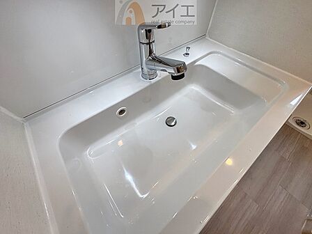 三面鏡にハンドシャワー付き、使いやすい洗面台