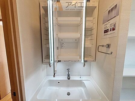 たっぷりの収納を設けた3面鏡付洗面台で快適な暮らし