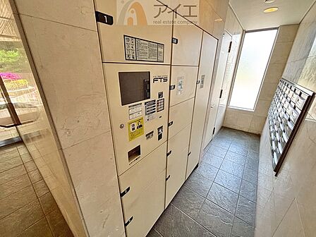 お出掛けが多くても安心な、宅配ボックスつき
