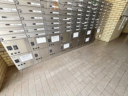 お出掛けが多くても安心な、宅配ボックスつき